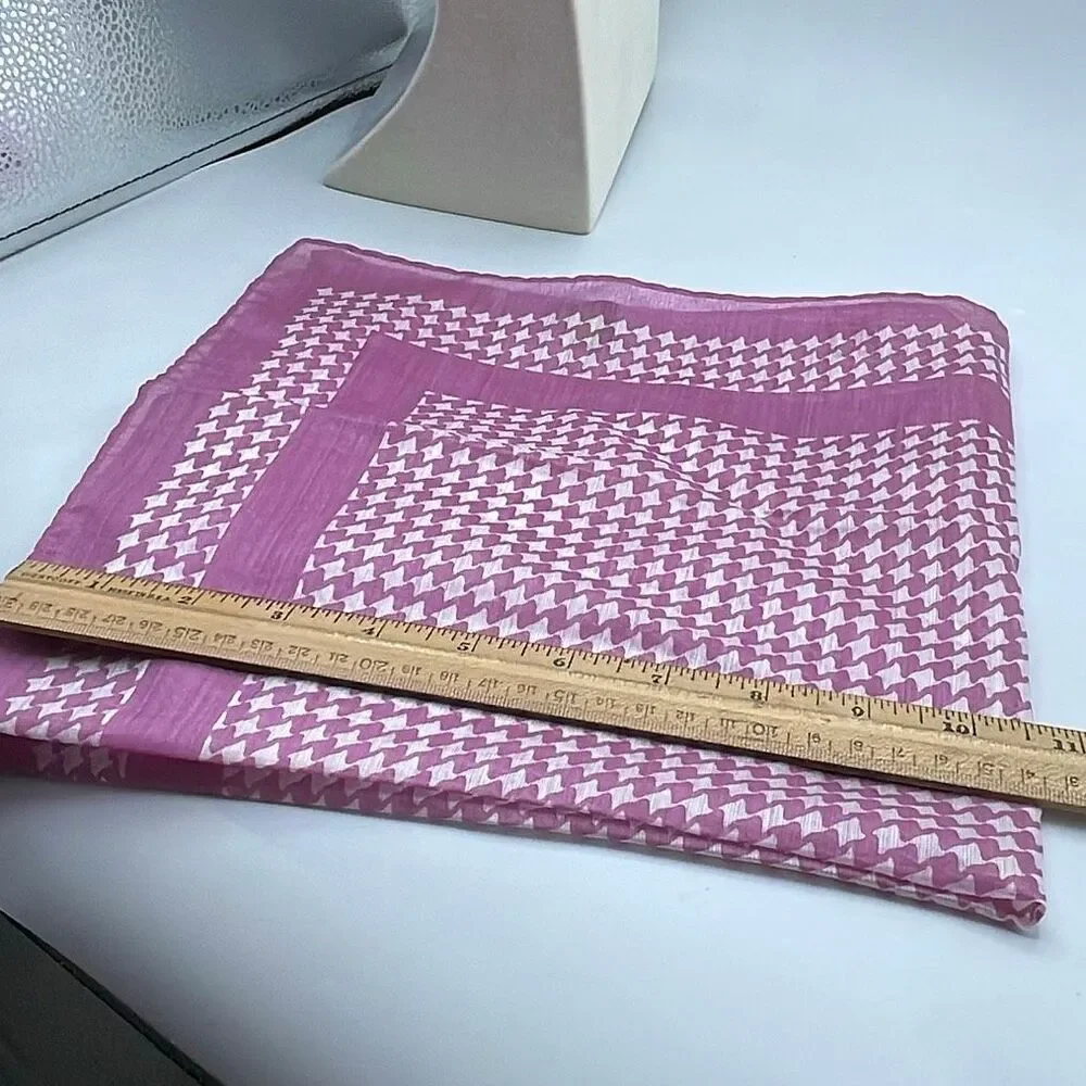 Vintage 100% acetate houndstooth hand rolled 21” X21” scarf.